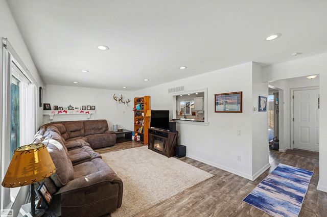 42545 Eldon Avenue, Clinton Twp, MI 48038