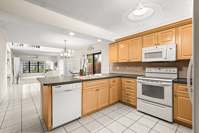 8321 S Coral Circle, North Lauderdale, FL 33068