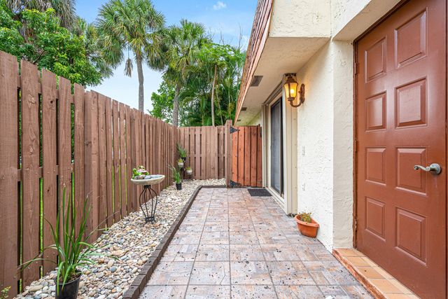 8321 S Coral Circle, North Lauderdale, FL 33068