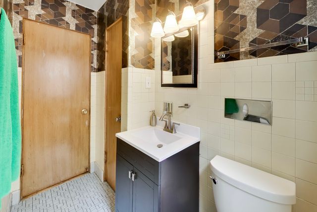 6025 N Sacramento Avenue, Chicago, IL 60659