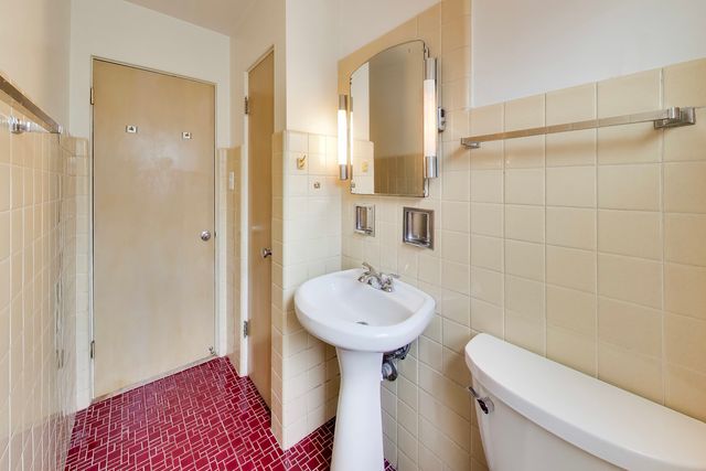 6025 N Sacramento Avenue, Chicago, IL 60659