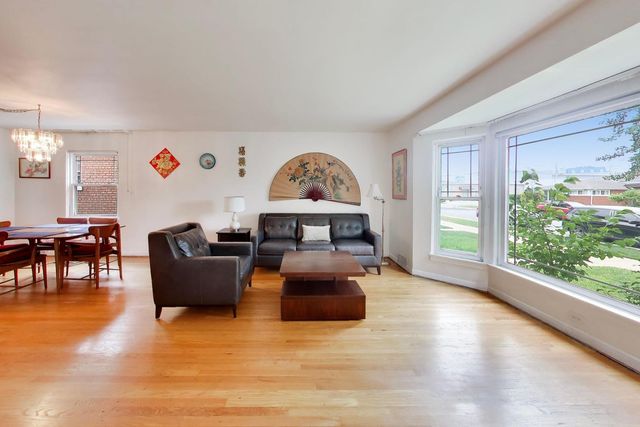 6025 N Sacramento Avenue, Chicago, IL 60659