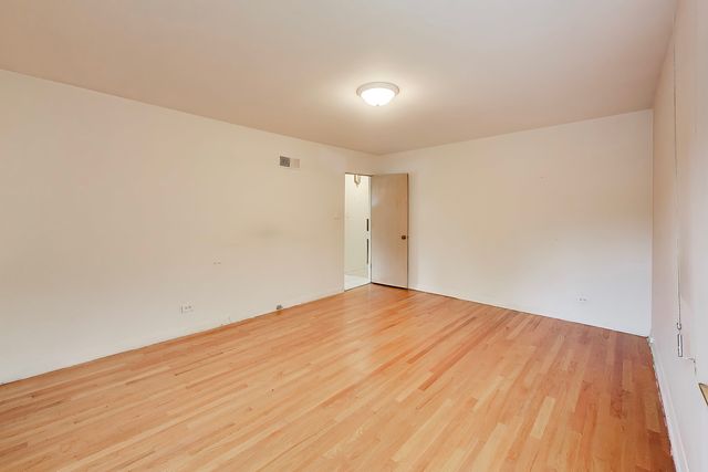 6025 N Sacramento Avenue, Chicago, IL 60659