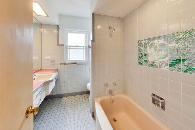 6025 N Sacramento Avenue, Chicago, IL 60659