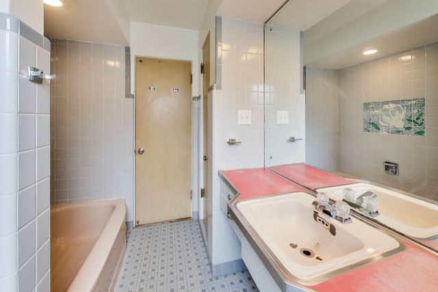 6025 N Sacramento Avenue, Chicago, IL 60659