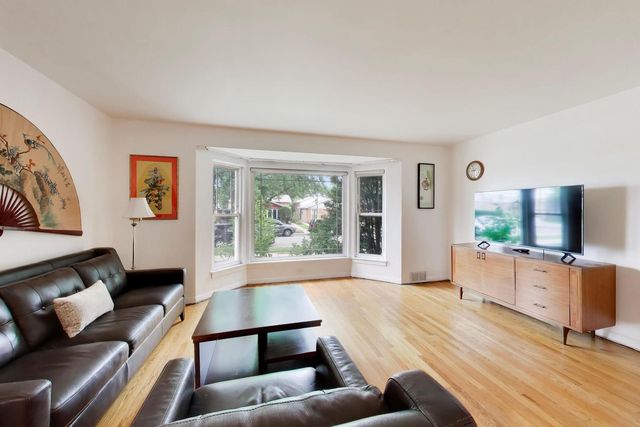 6025 N Sacramento Avenue, Chicago, IL 60659