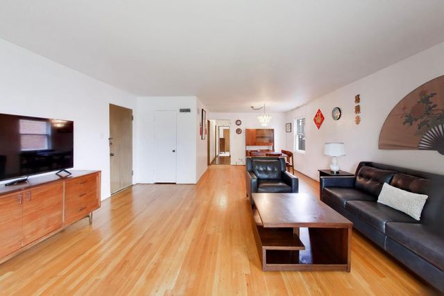 6025 N Sacramento Avenue, Chicago, IL 60659