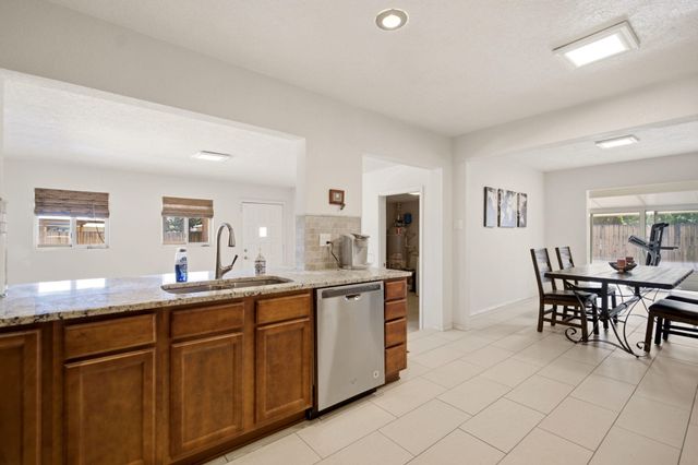 105 Green Valley Road NW, Los Ranchos, NM 87107
