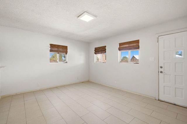 105 Green Valley Road NW, Los Ranchos, NM 87107