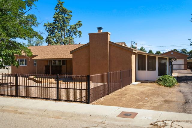 105 Green Valley Road NW, Los Ranchos, NM 87107