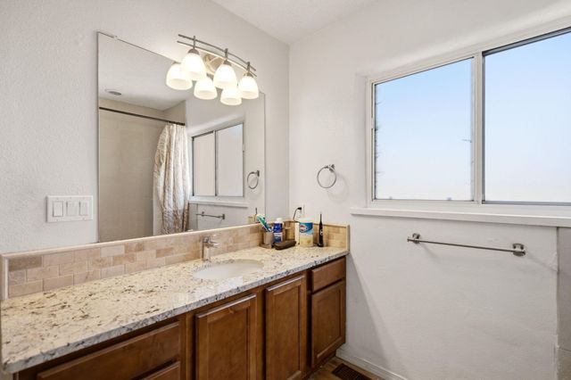 105 Green Valley Road NW, Los Ranchos, NM 87107