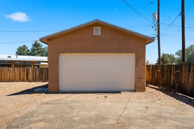 105 Green Valley Road NW, Los Ranchos, NM 87107