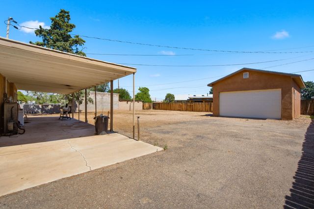 105 Green Valley Road NW, Los Ranchos, NM 87107