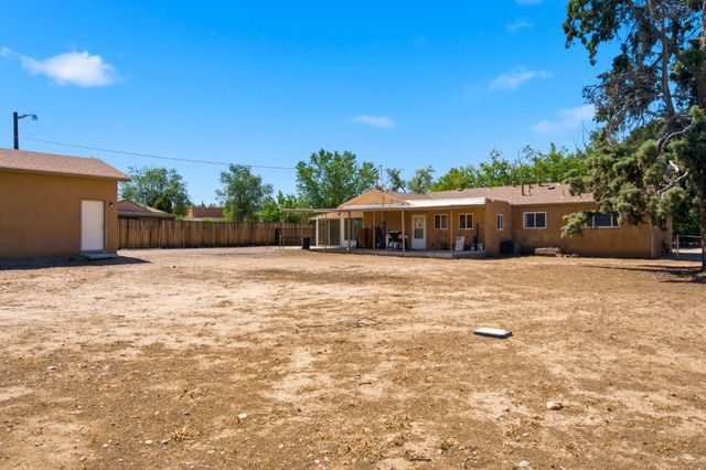 105 Green Valley Road NW, Los Ranchos, NM 87107