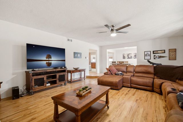 105 Green Valley Road NW, Los Ranchos, NM 87107