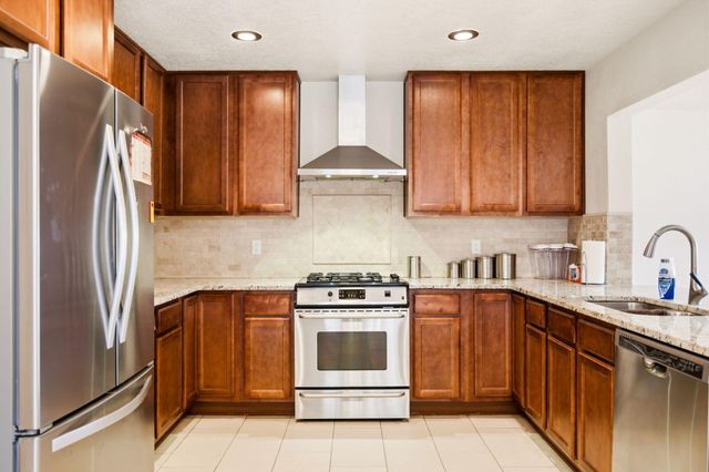 105 Green Valley Road NW, Los Ranchos, NM 87107