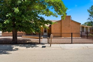 105 Green Valley Road NW, Los Ranchos, NM 87107