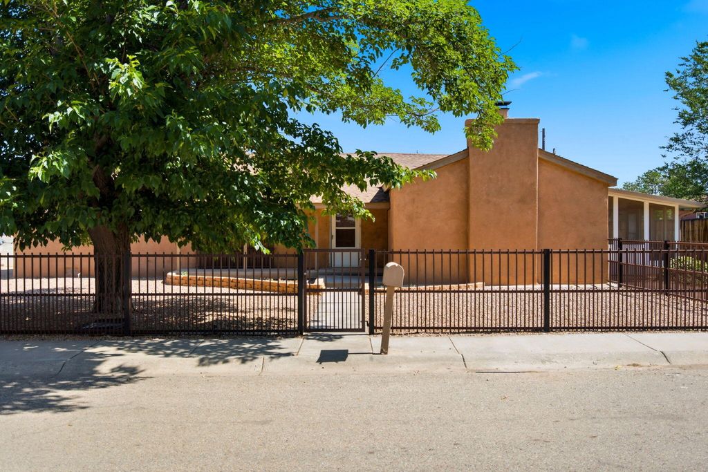 105 Green Valley Road NW, Los Ranchos, NM 87107