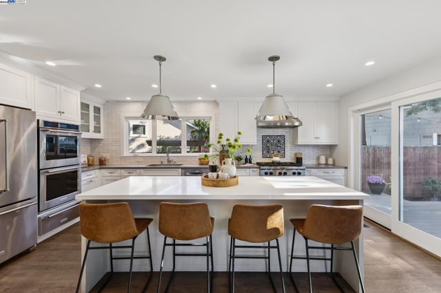 927 Fountain St, Alameda, CA 94501