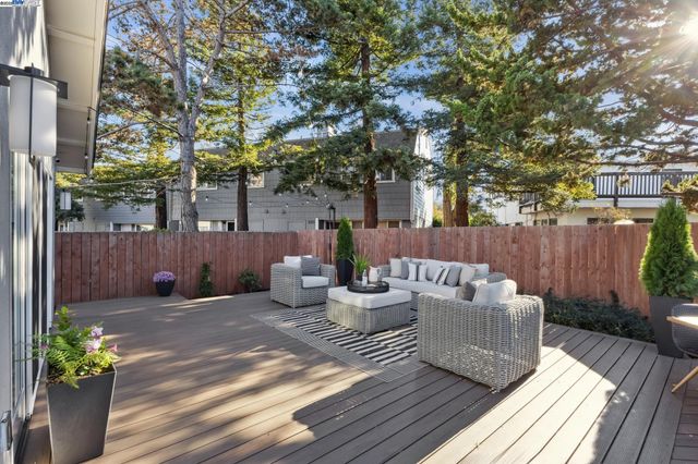 927 Fountain St, Alameda, CA 94501