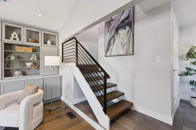 927 Fountain St, Alameda, CA 94501