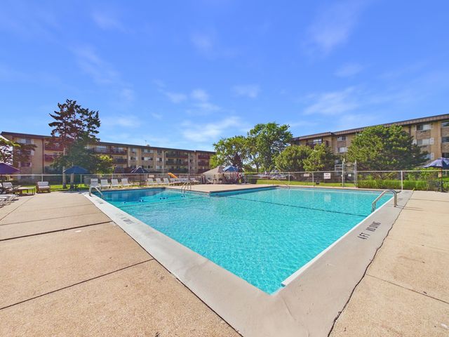 2222 S Goebbert Road 358, Arlington Heights, IL 60005