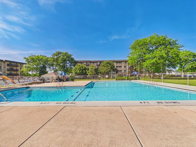 2222 S Goebbert Road 358, Arlington Heights, IL 60005