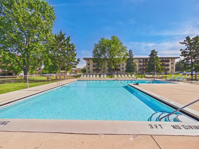 2222 S Goebbert Road 358, Arlington Heights, IL 60005