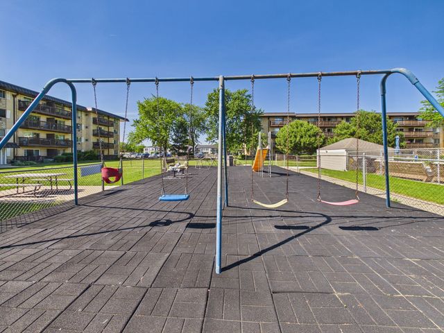 2222 S Goebbert Road 358, Arlington Heights, IL 60005