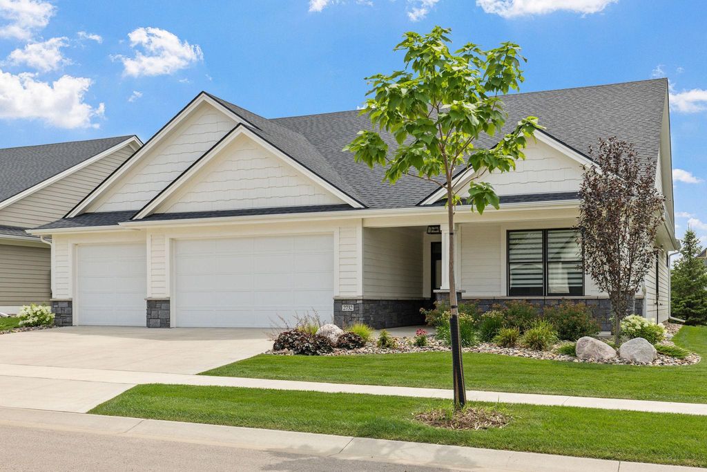 2732 Bentley Drive SW, Rochester, MN 55902
