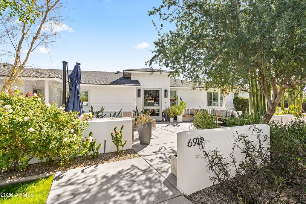 Image 2 of property listing at 6919 E VISTA Drive, Paradise Valley, AZ 85253