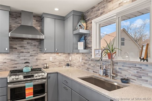 8115 N Skyline Drive, Floyds Knobs, IN 47119