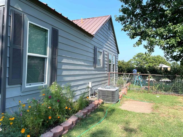 409 N HAMMOND STREET, Henrietta, TX 76365