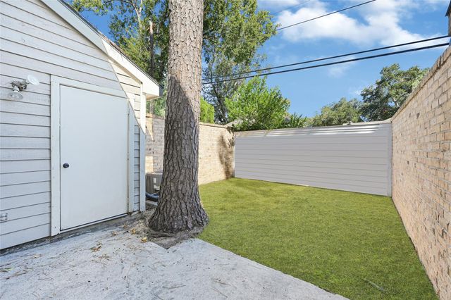 2030 Plantation Drive B-14, Conroe, TX 77301