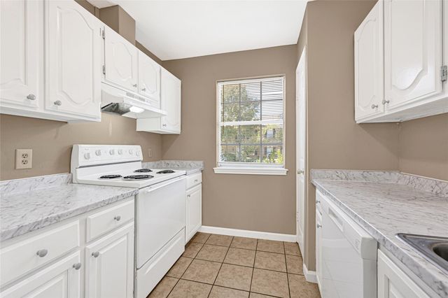 2030 Plantation Drive B-14, Conroe, TX 77301