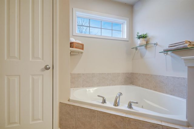 11918 WAYLAND Court, Evansville, IN 47725