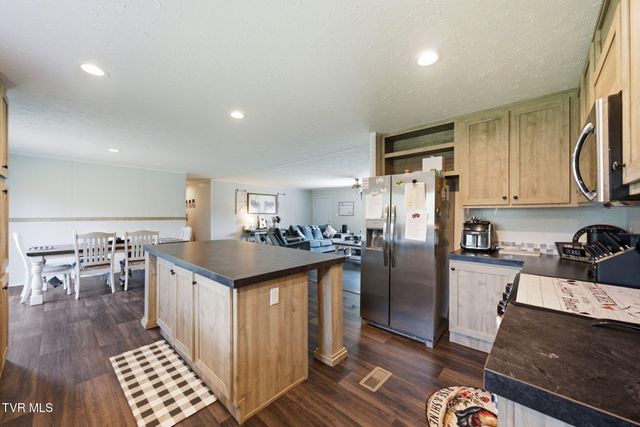323 Fox Pvt Drive, Bluff City, TN 37618