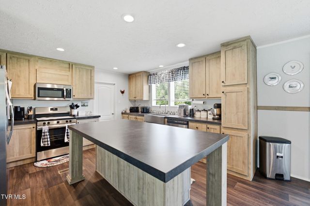 323 Fox Pvt Drive, Bluff City, TN 37618