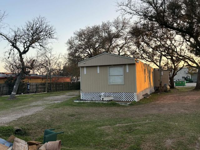 203 Oak Creek Drive, Oyster Creek, TX 77541