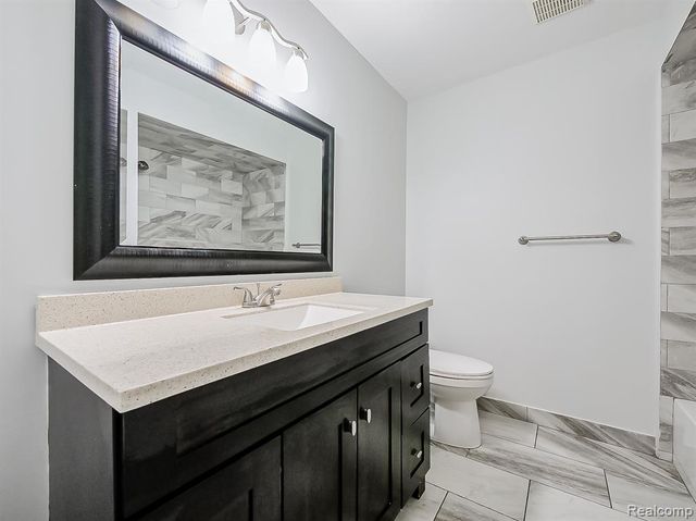 6505 Maple Lakes Court, West Bloomfield, MI 48322