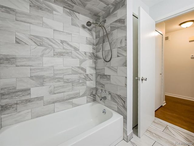 6505 Maple Lakes Court, West Bloomfield, MI 48322