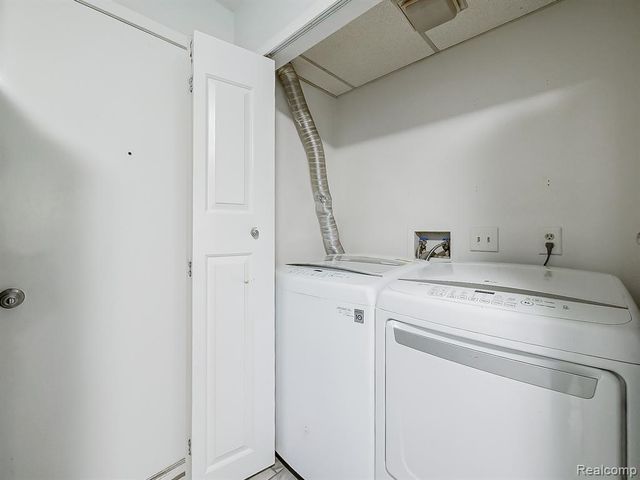 6505 Maple Lakes Court, West Bloomfield, MI 48322