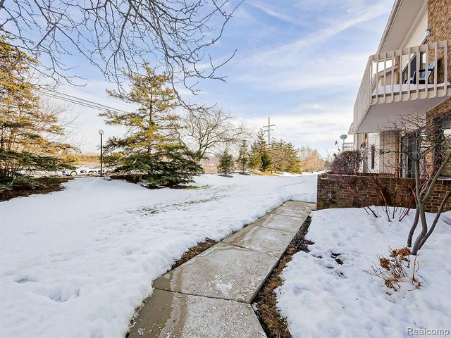 6505 Maple Lakes Court, West Bloomfield, MI 48322