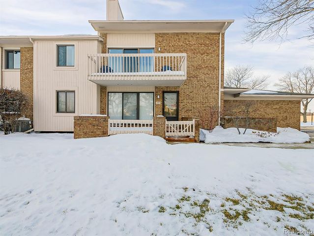 6505 Maple Lakes Court, West Bloomfield, MI 48322