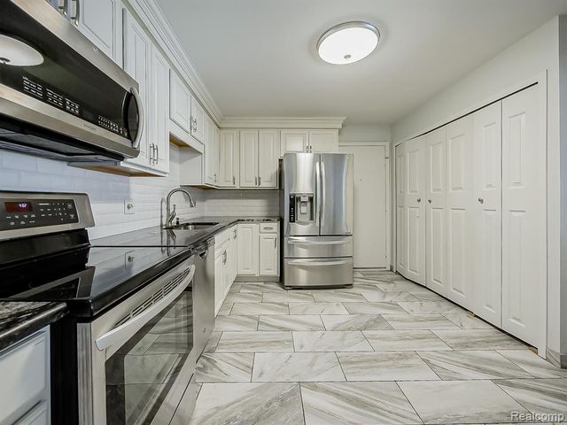 6505 Maple Lakes Court, West Bloomfield, MI 48322