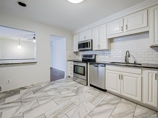 6505 Maple Lakes Court, West Bloomfield, MI 48322