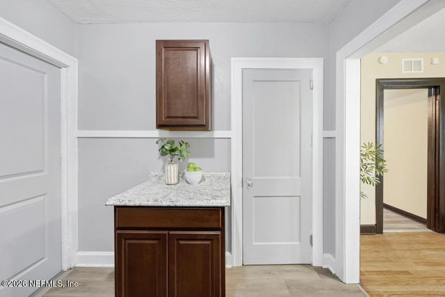 2550 SUMMIT Street, Jacksonville, FL 32204