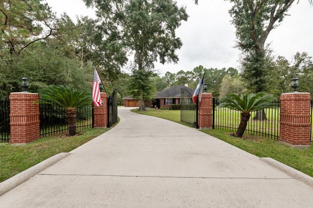 1702 Country Creek Court, Magnolia, TX 77354