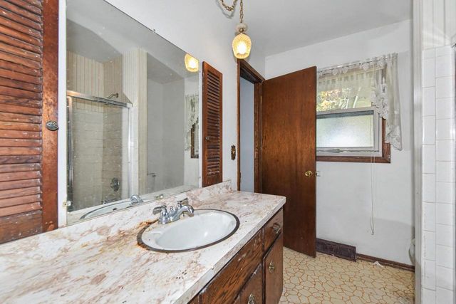 14870 W Kingsway DRIVE, New Berlin, WI 53151