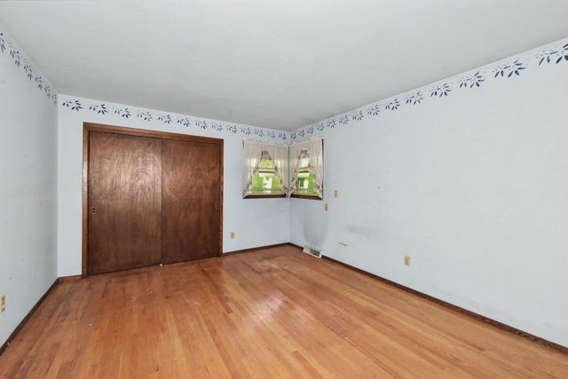 14870 W Kingsway DRIVE, New Berlin, WI 53151